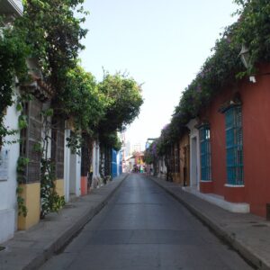 Calle colorida de la Ciudad Amurallada de Cartagena