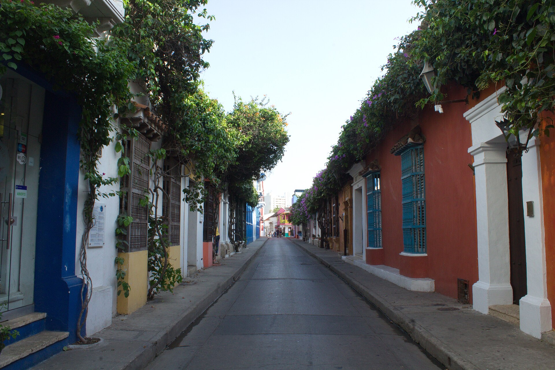 Calle colorida de la Ciudad Amurallada de Cartagena