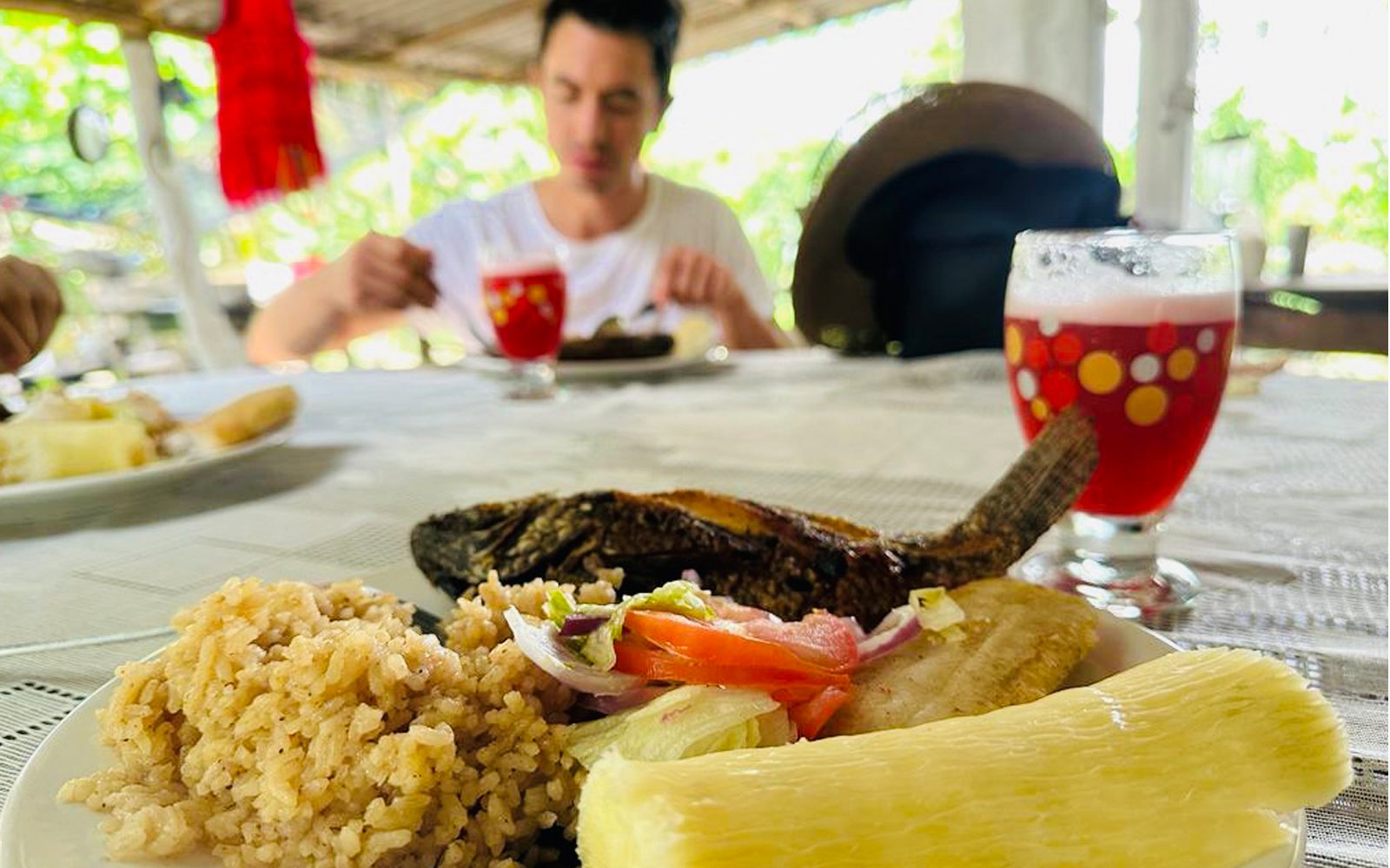 Almuerzo momposino servido en una finca: pescado frito con arroz, yuca, ensalada y un jugo natural